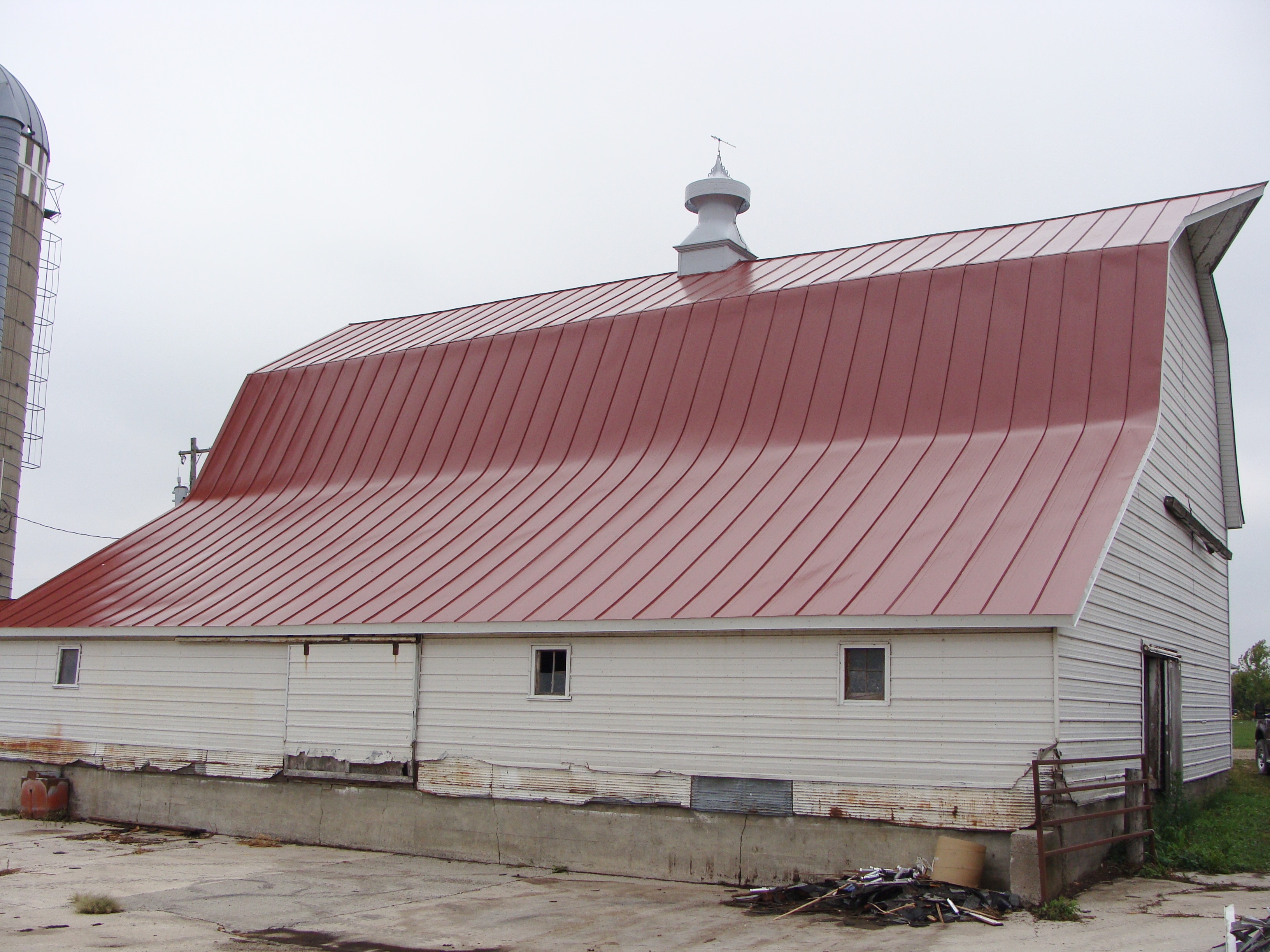 red roof, red metal, double lock standing seam, sheet metal, metal roofing, hip barn, agricultural, Culpitt roofing, Wisconsin, Minnesota
