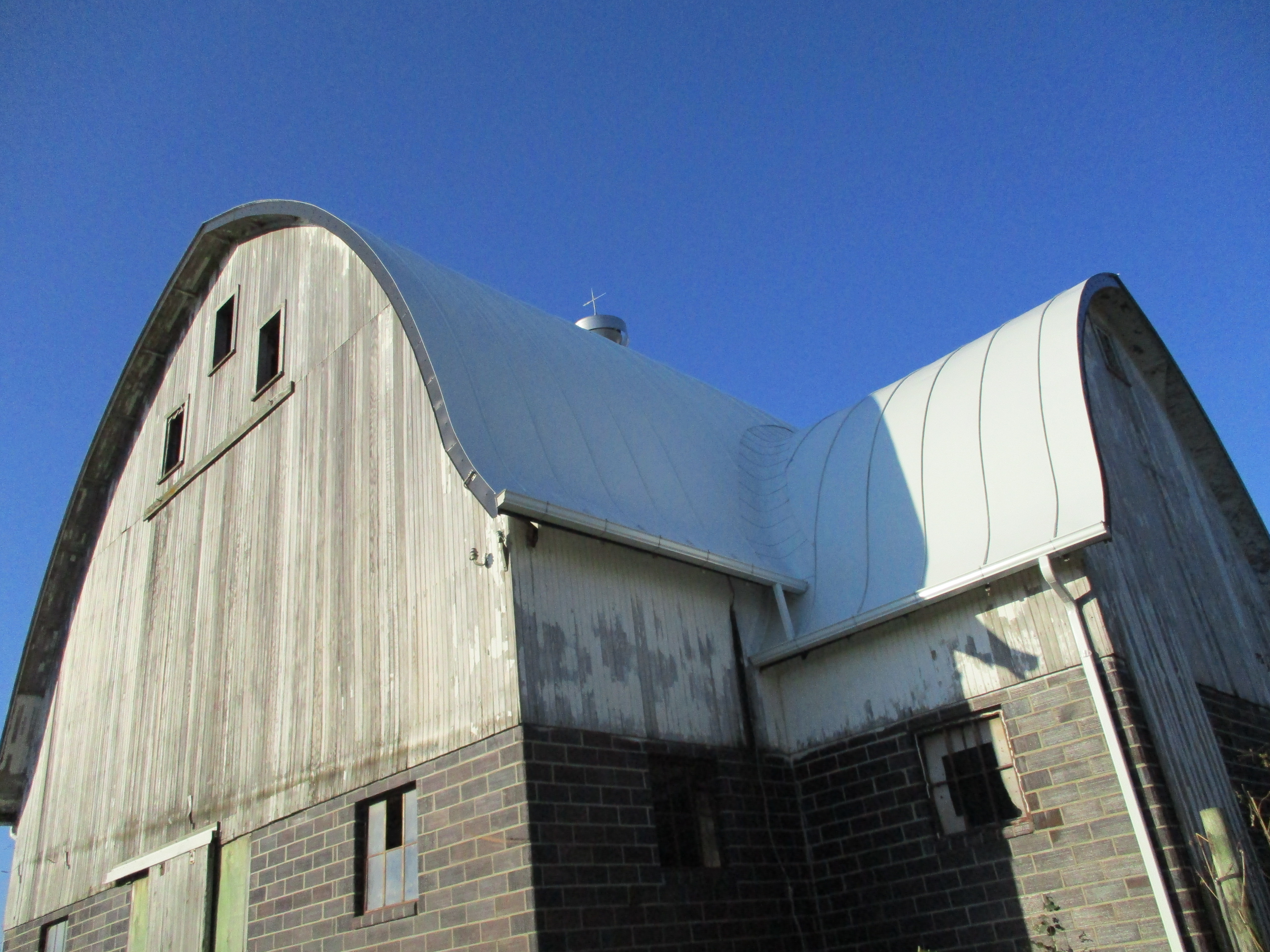 double lock standing seam, sheet metal, metal roofing, gothic barn, agricultural, Culpitt roofing, Wisconsin, Minnesota